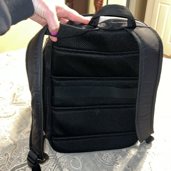 Gently loved black TARGUS expandable backpack - Picture 3 of 8